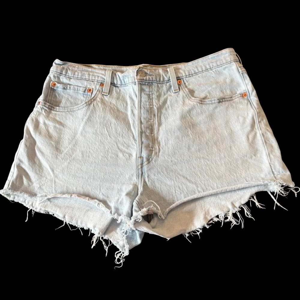 Levi's Women 501 Jean Shorts 33 Light Wash Raw Hem Button Fly Casual Summer
